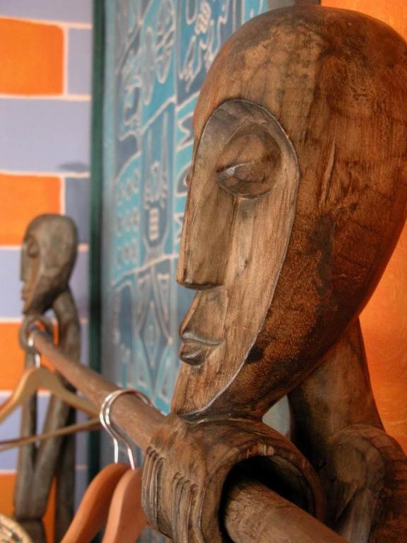 Global Village Travellers Lodge Greymouth Rom bilde African masks
