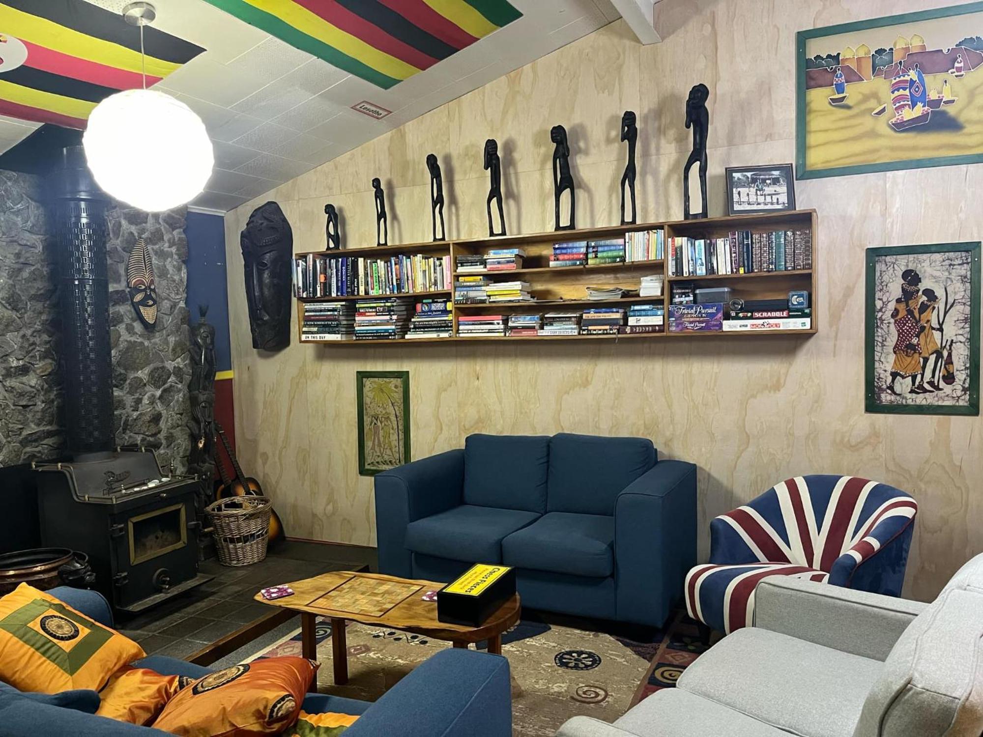 Global Village Travellers Lodge Greymouth Eksteriør bilde The living room at the 2014 edition of the World of Wear Shed