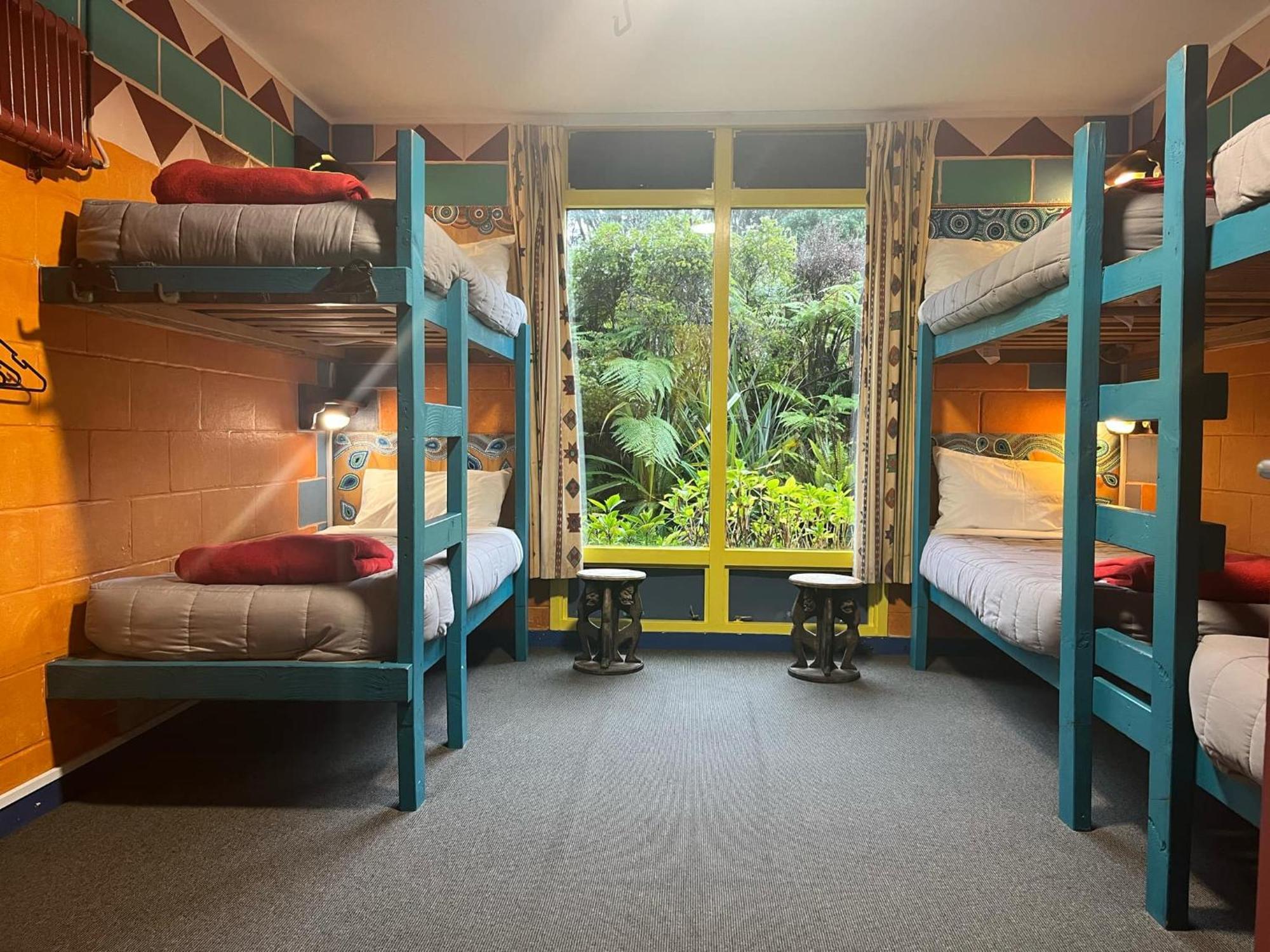Global Village Travellers Lodge Greymouth Eksteriør bilde A typical dorm room at a hostel