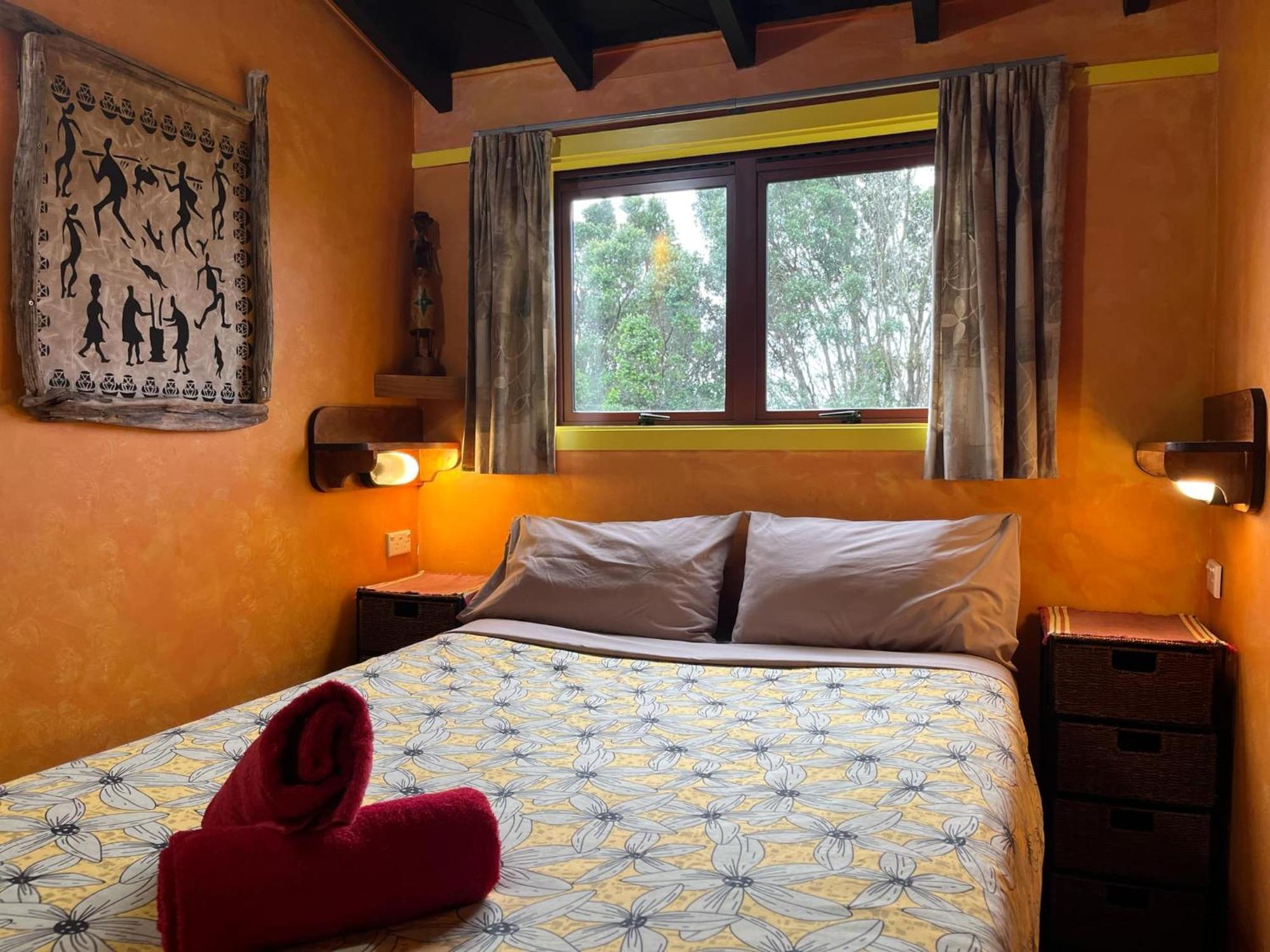 Global Village Travellers Lodge Greymouth Eksteriør bilde A bedroom at the Treehouse