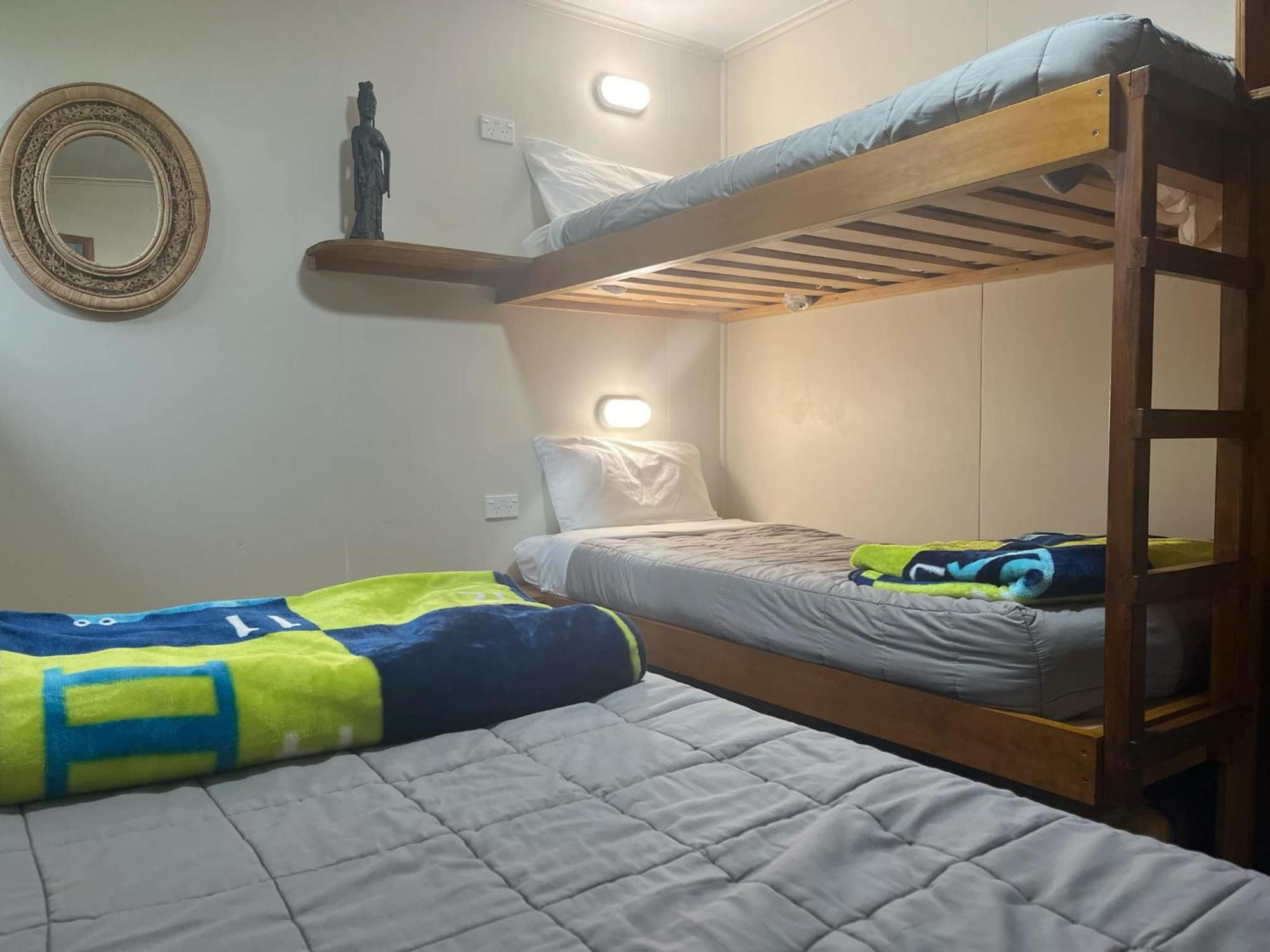 Global Village Travellers Lodge Greymouth Eksteriør bilde A bunk bed with a double bed underneath