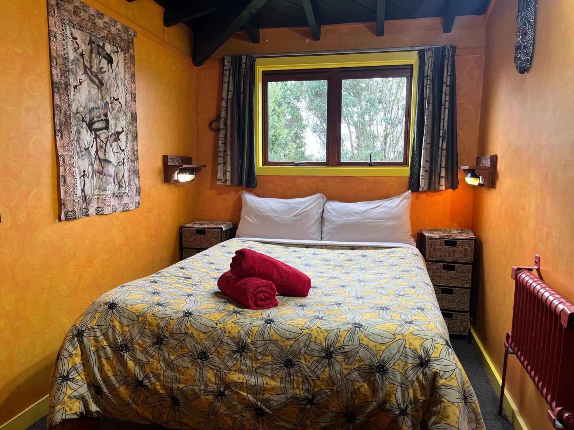 Global Village Travellers Lodge Greymouth Eksteriør bilde The bedroom of the Treehouse