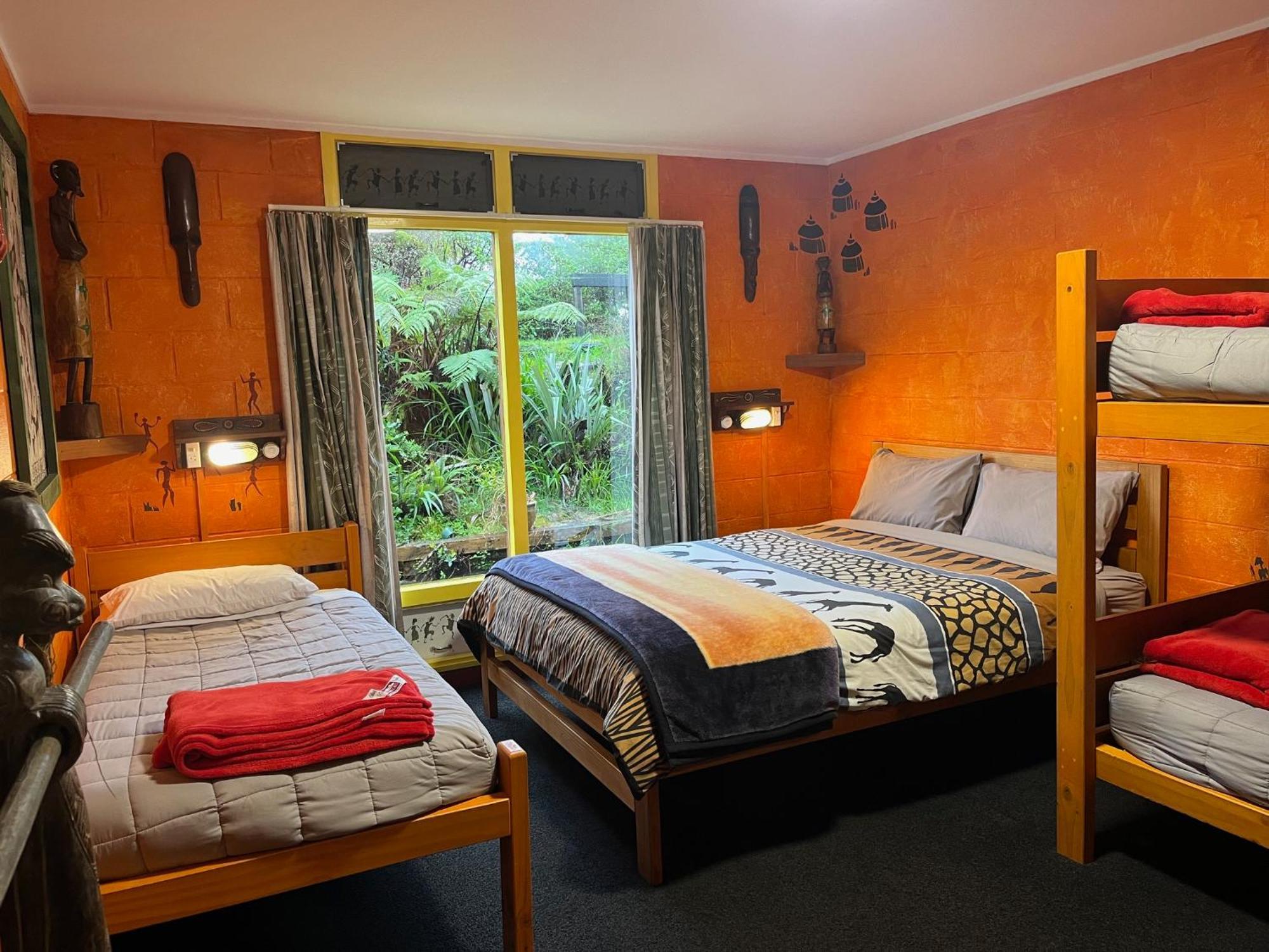 Global Village Travellers Lodge Greymouth Eksteriør bilde A typical room at the lodge