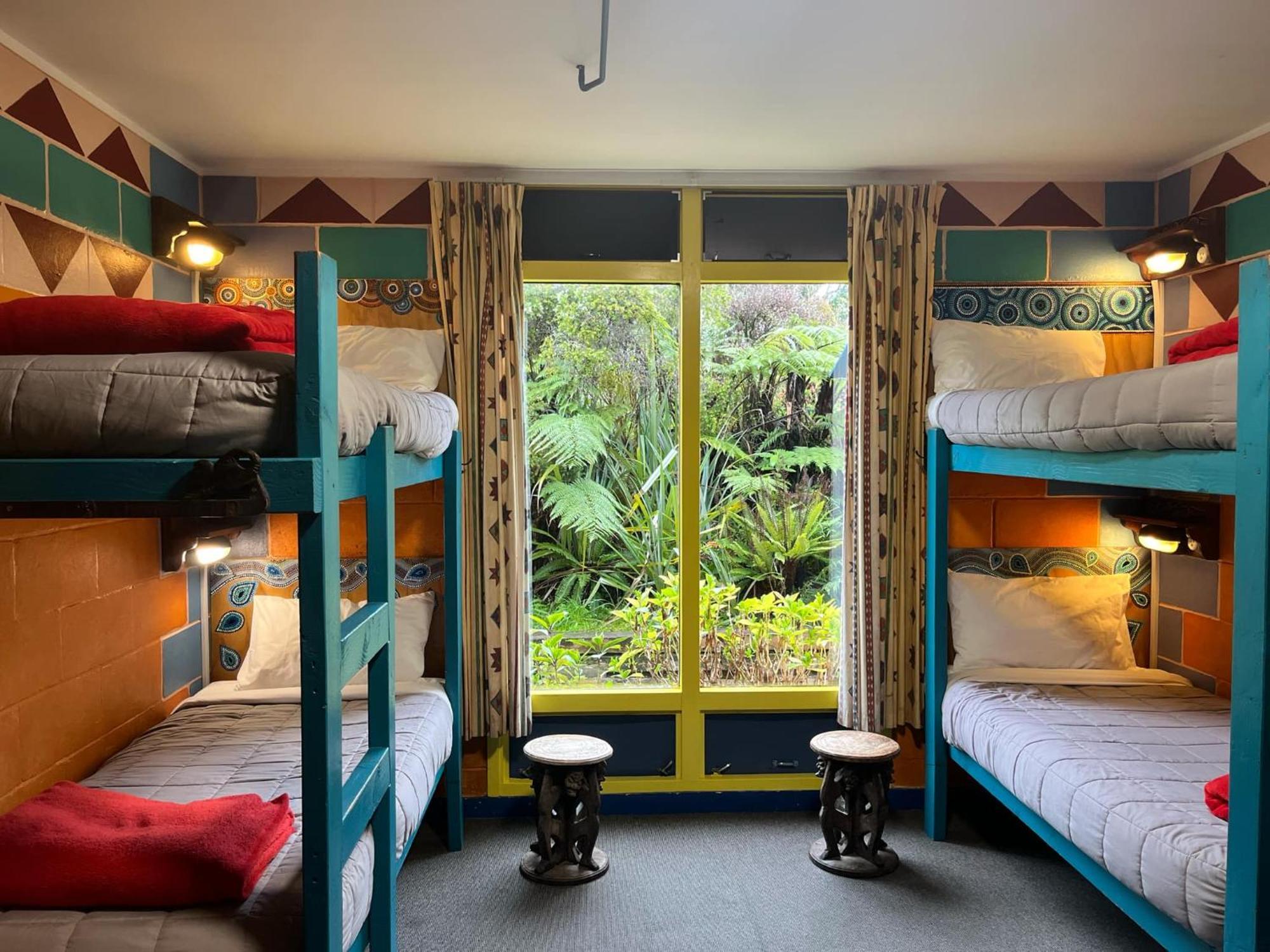 Global Village Travellers Lodge Greymouth Eksteriør bilde A room at the hostel