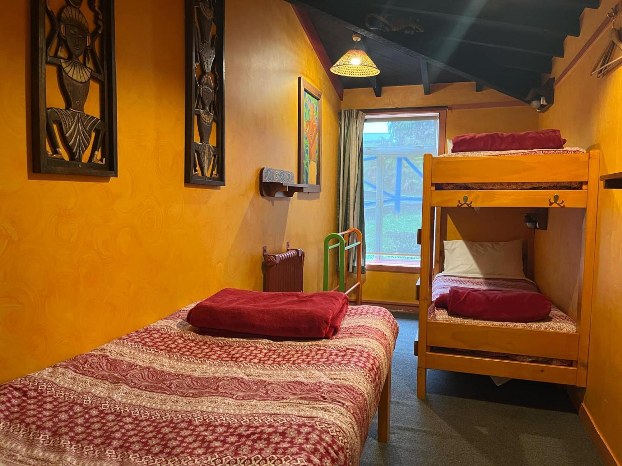 Global Village Travellers Lodge Greymouth Eksteriør bilde A typical hostel room