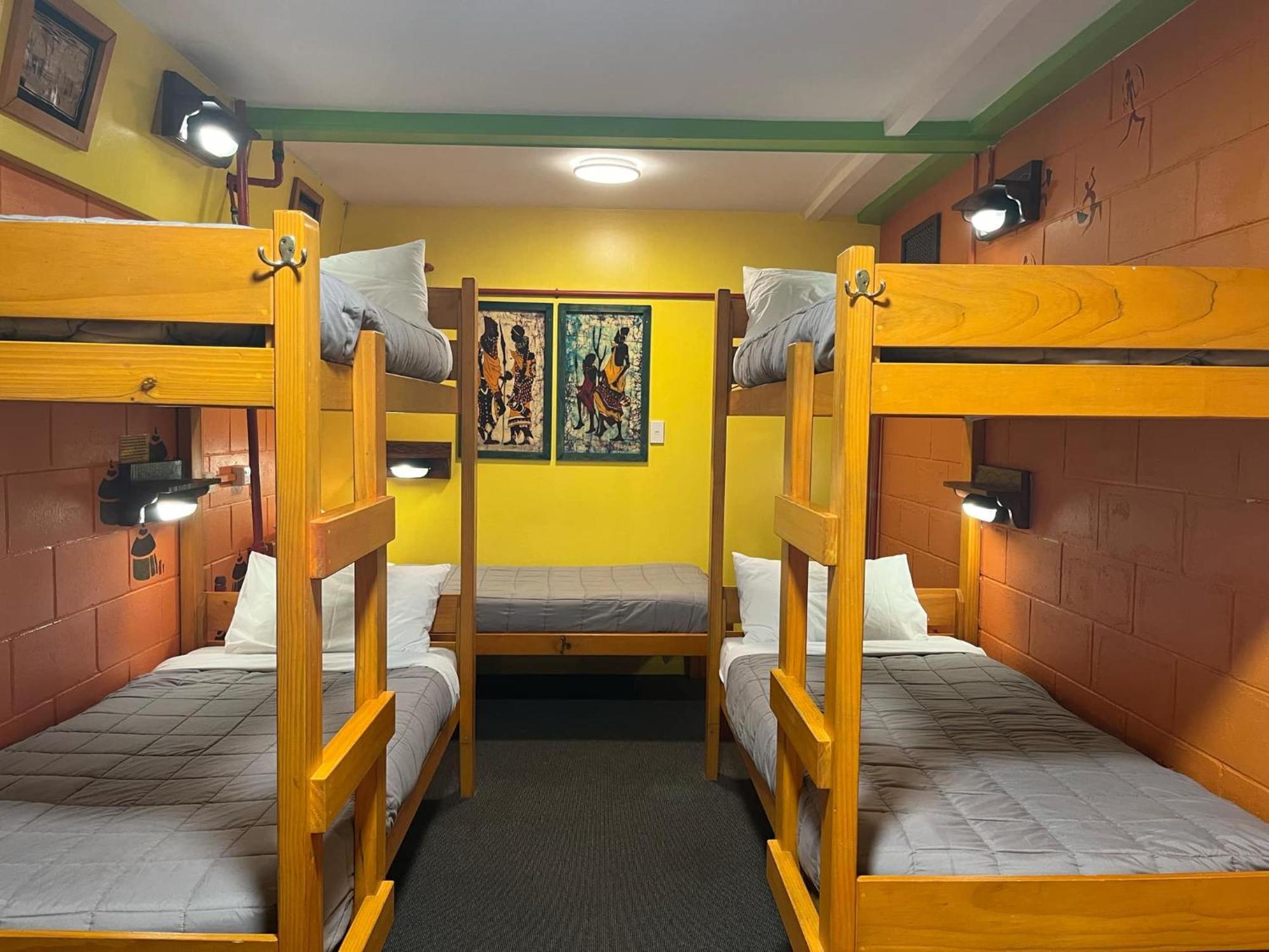 Global Village Travellers Lodge Greymouth Eksteriør bilde A bunk room at a hostel in New Zealand