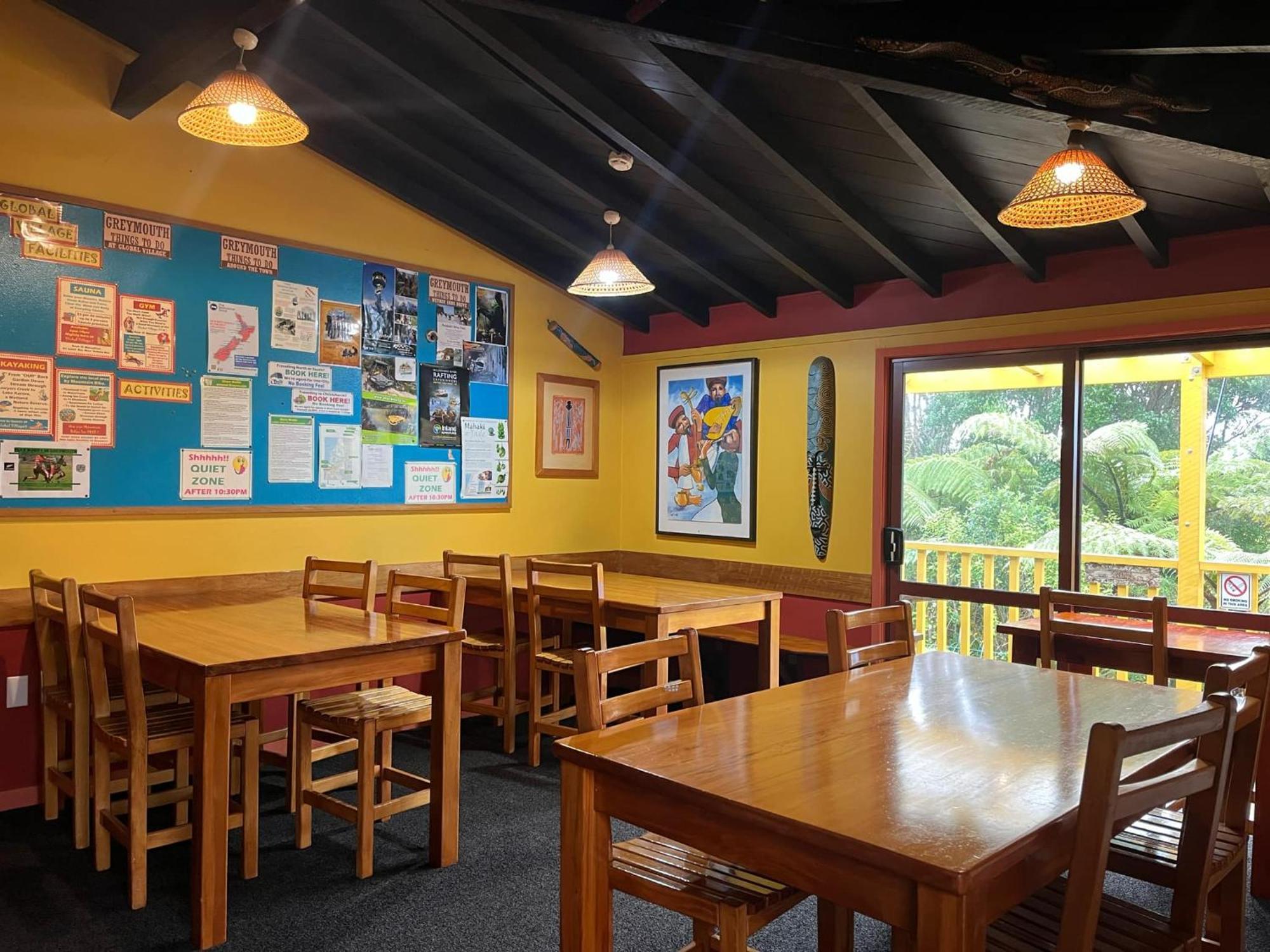 Global Village Travellers Lodge Greymouth Eksteriør bilde The interior of the cafe at the centre