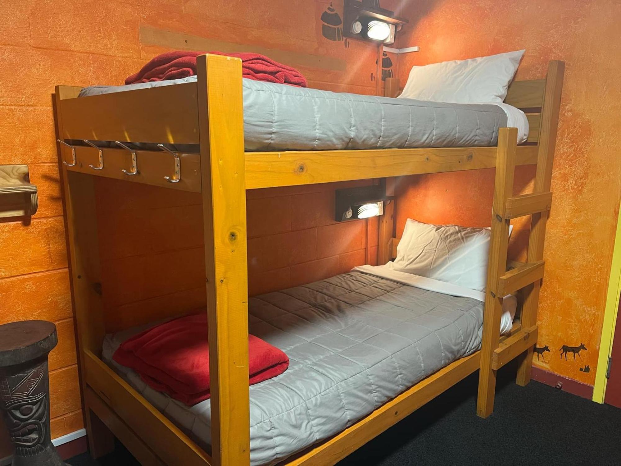 Global Village Travellers Lodge Greymouth Eksteriør bilde A bunk bed