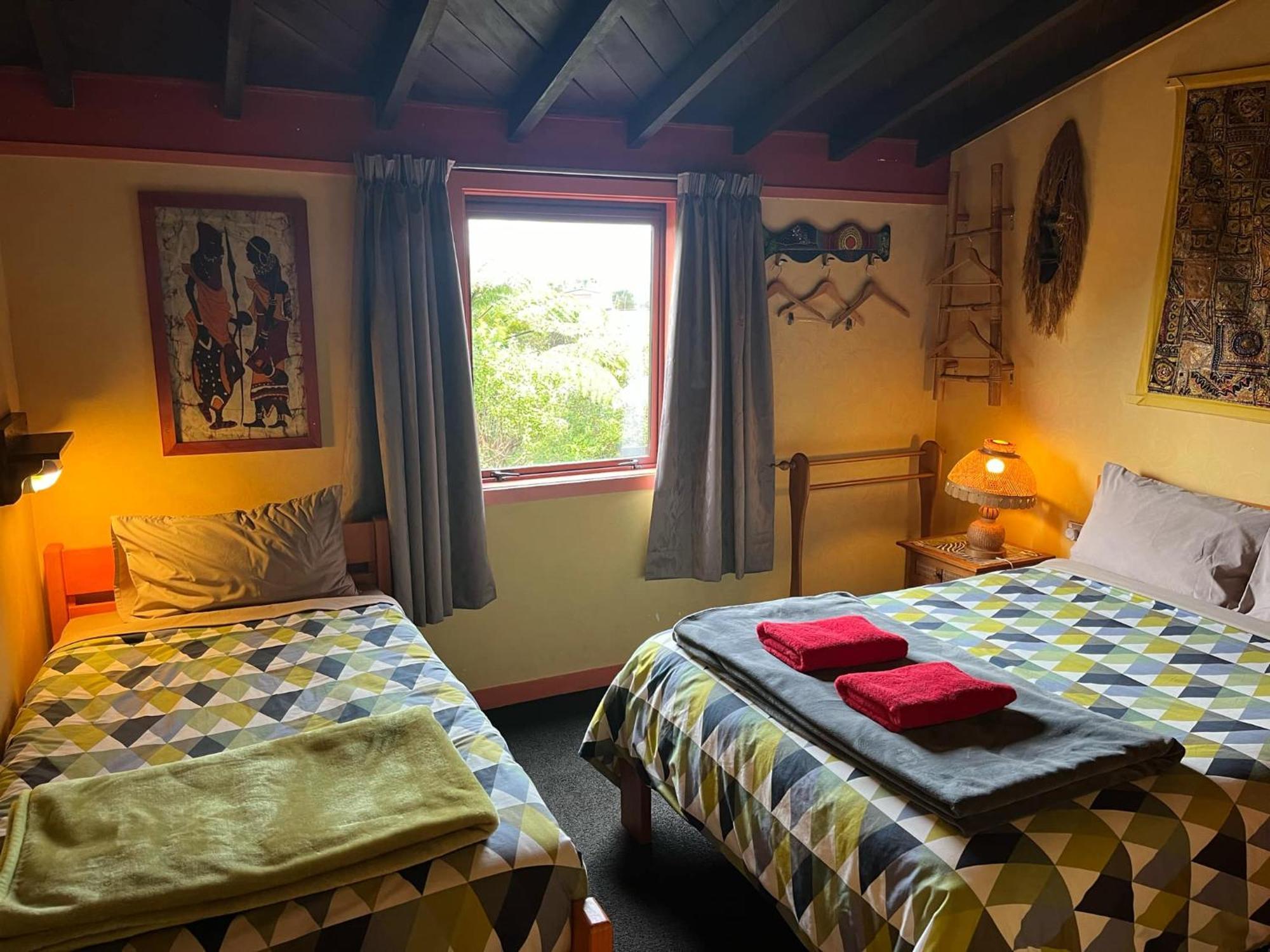 Global Village Travellers Lodge Greymouth Eksteriør bilde A room at the hostel