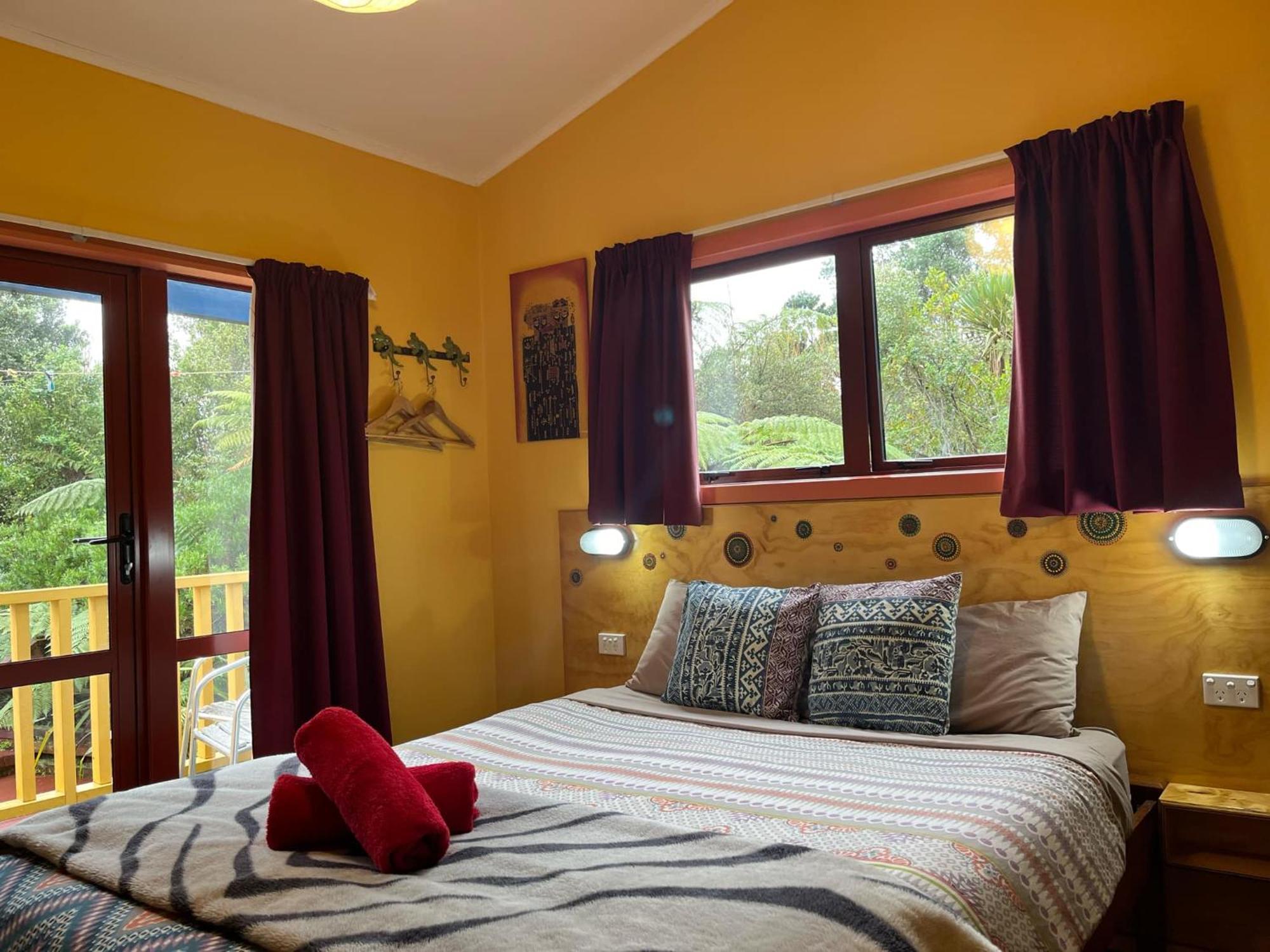 Global Village Travellers Lodge Greymouth Eksteriør bilde A bedroom at the lodge