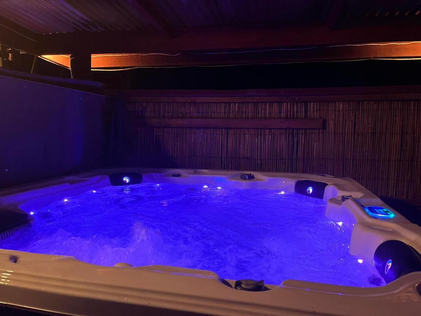 Global Village Travellers Lodge Greymouth Eksteriør bilde A hot tub with blue lighting