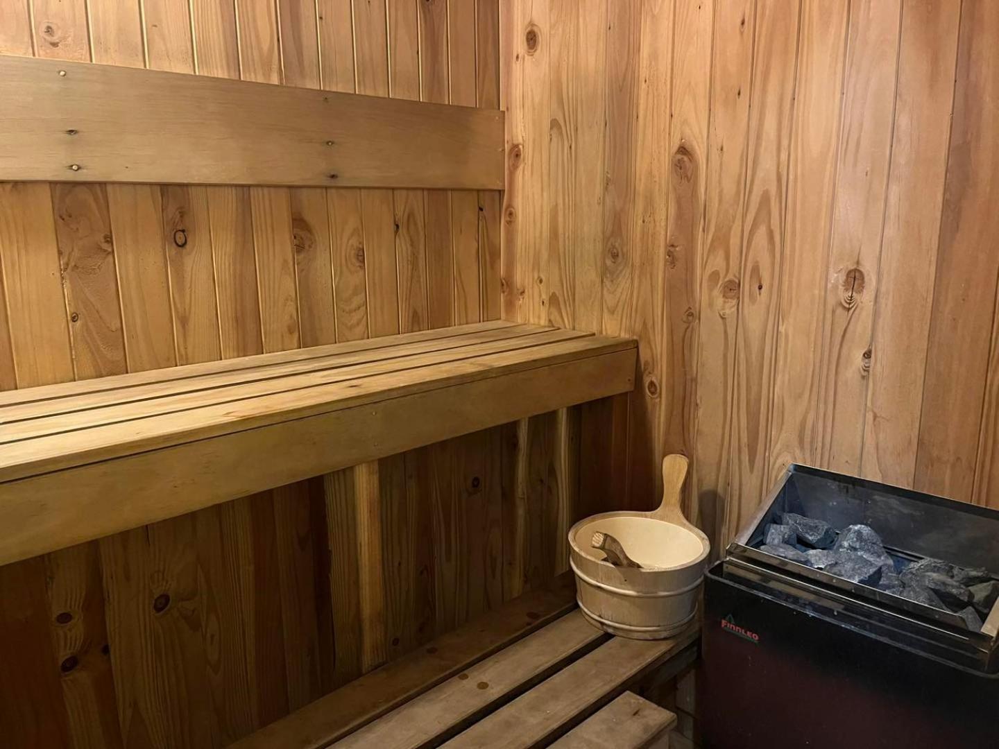Global Village Travellers Lodge Greymouth Eksteriør bilde Interior of a Finnish sauna