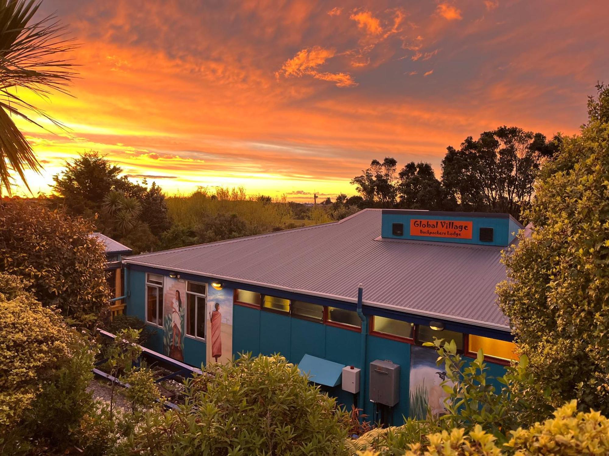 Global Village Travellers Lodge Greymouth Eksteriør bilde The Village Theatre