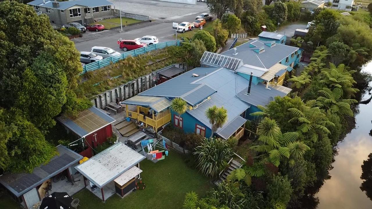 Global Village Travellers Lodge Greymouth Eksteriør bilde Aerial view of the school