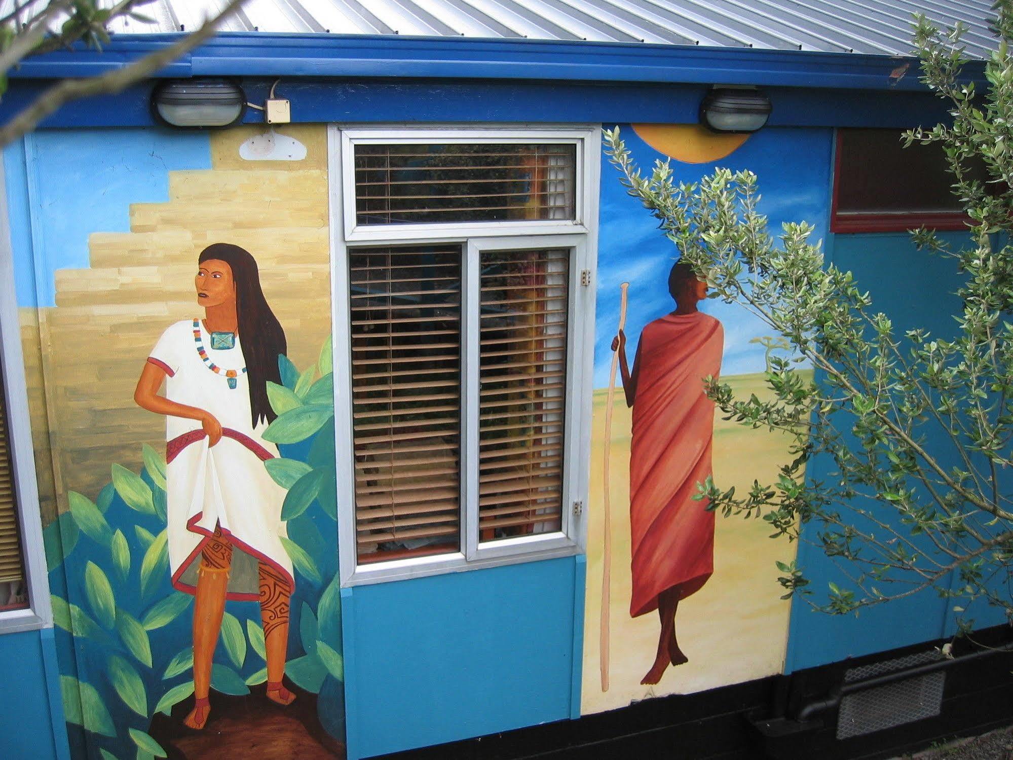 Global Village Travellers Lodge Greymouth Eksteriør bilde Mural at the International Center