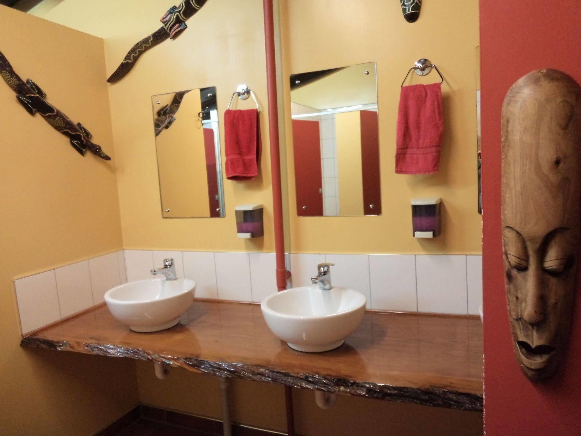Global Village Travellers Lodge Greymouth Eksteriør bilde Bathroom at the hotel