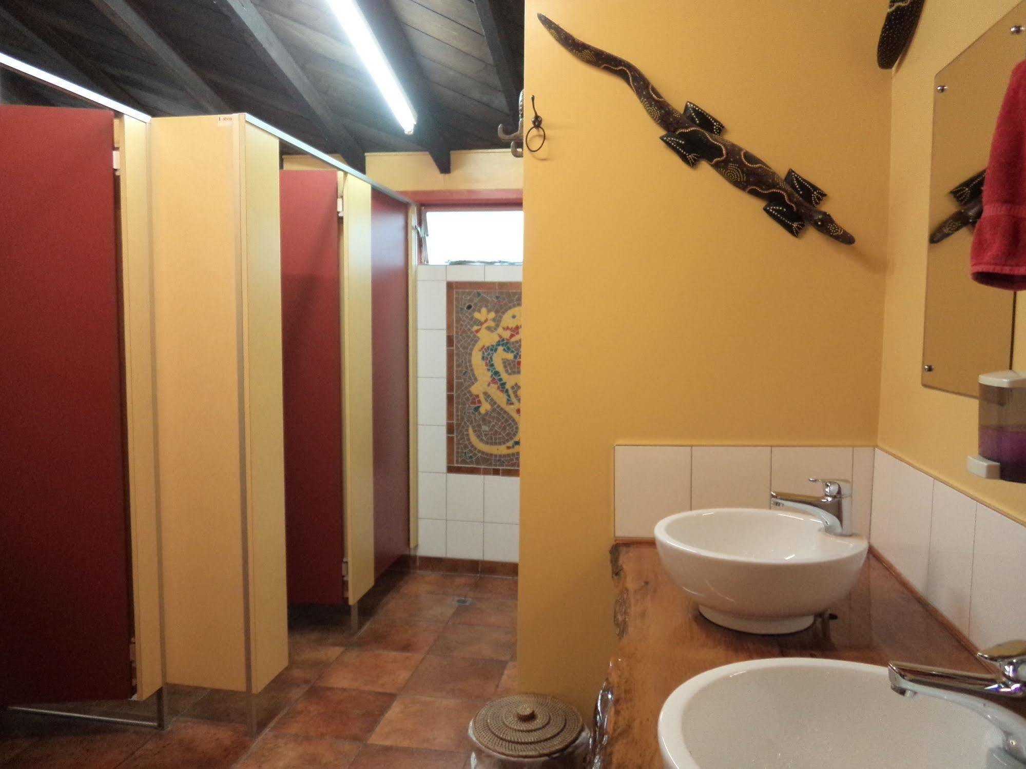 Global Village Travellers Lodge Greymouth Eksteriør bilde Bathroom in a hostel