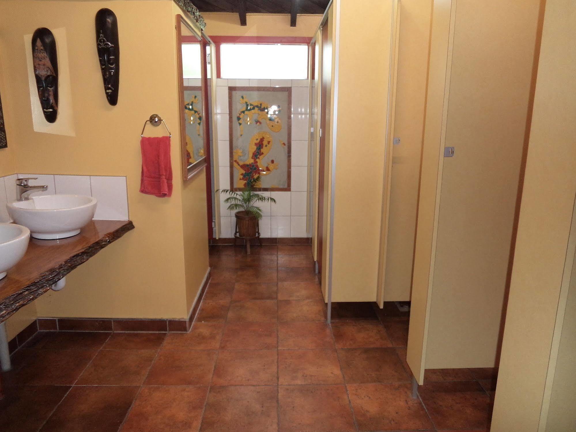 Global Village Travellers Lodge Greymouth Eksteriør bilde A shower room