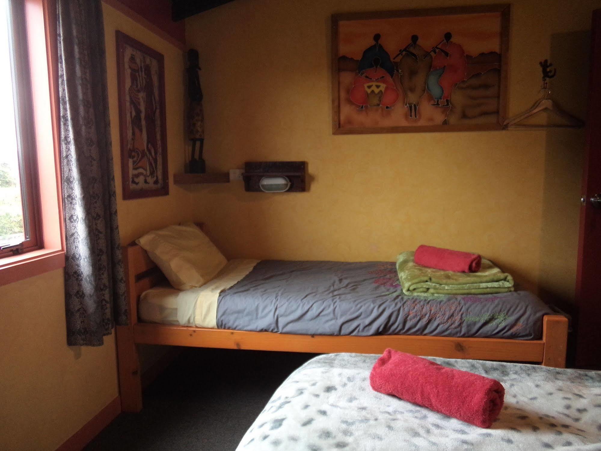 Global Village Travellers Lodge Greymouth Eksteriør bilde A single bed in a hostel room