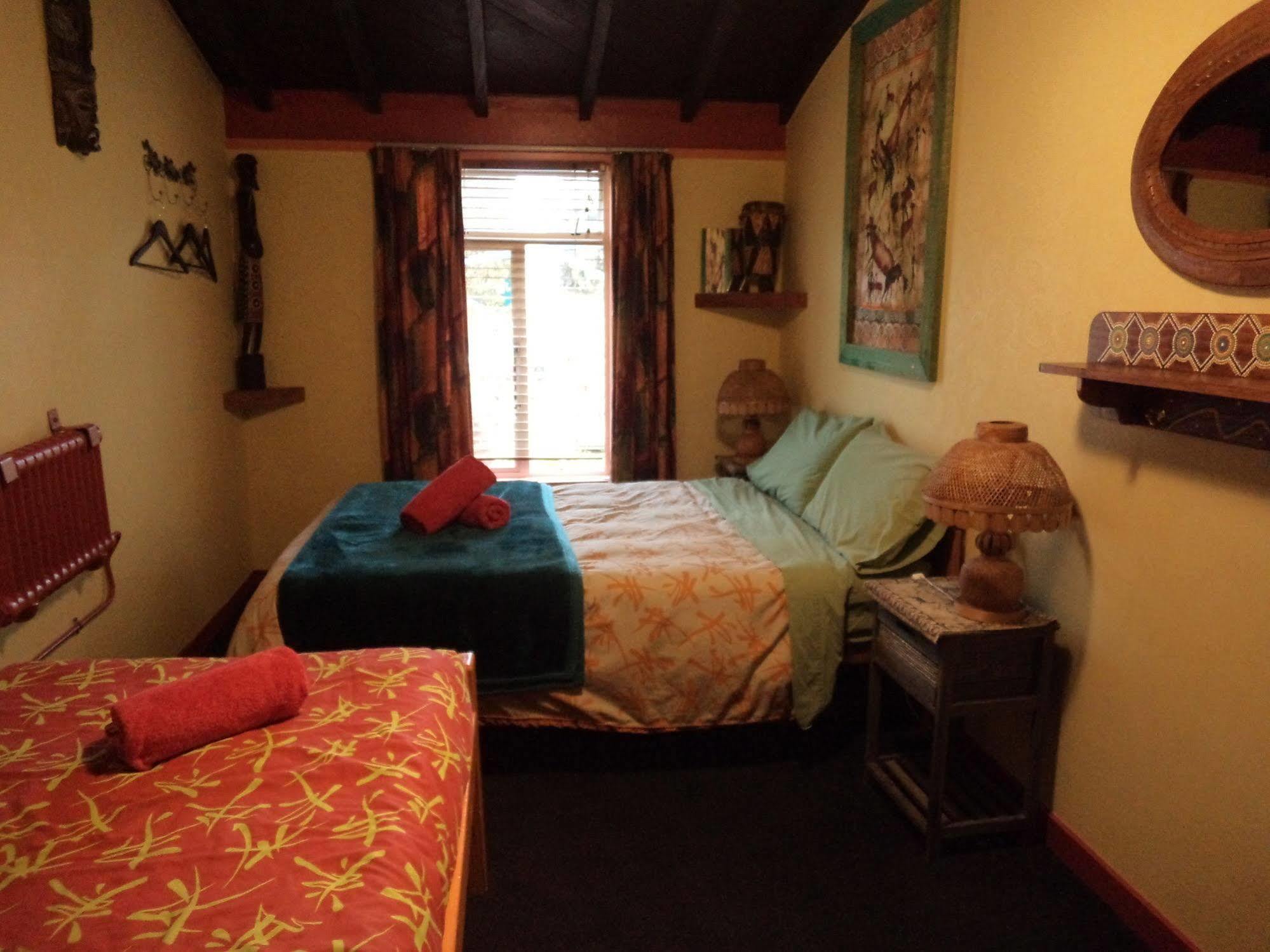Global Village Travellers Lodge Greymouth Eksteriør bilde A bedroom at the hotel