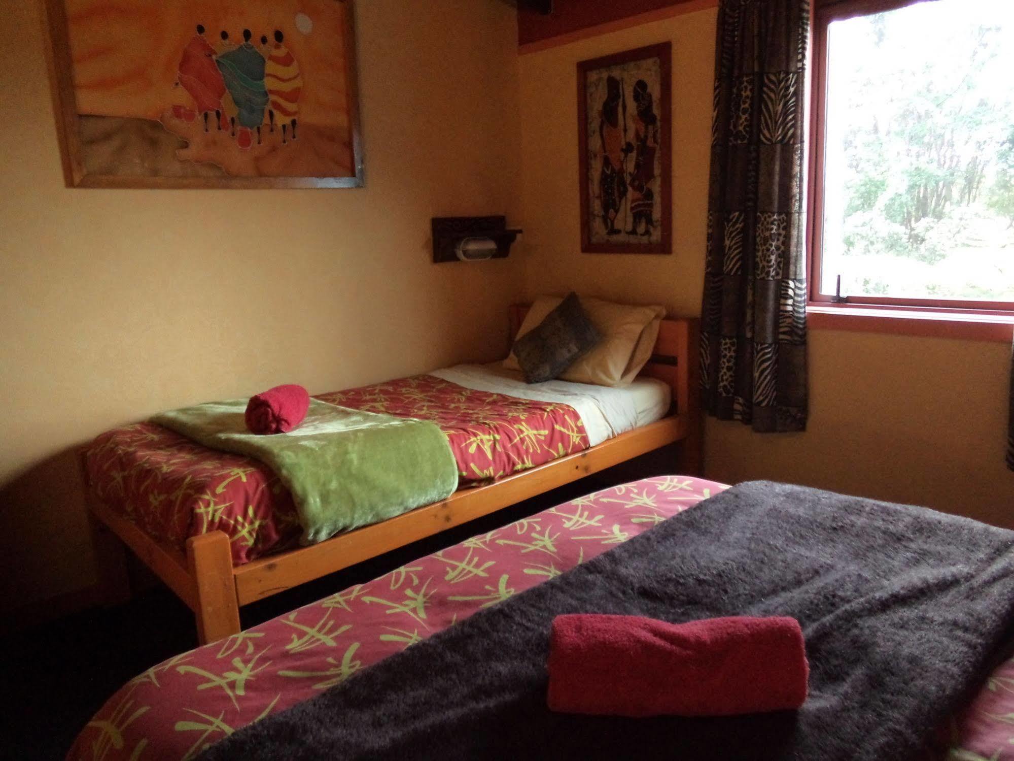 Global Village Travellers Lodge Greymouth Eksteriør bilde A room at the lodge