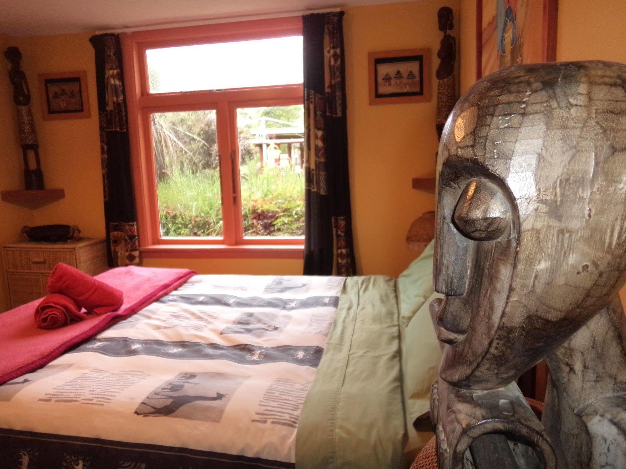 Global Village Travellers Lodge Greymouth Eksteriør bilde The bedroom at the Treehouse