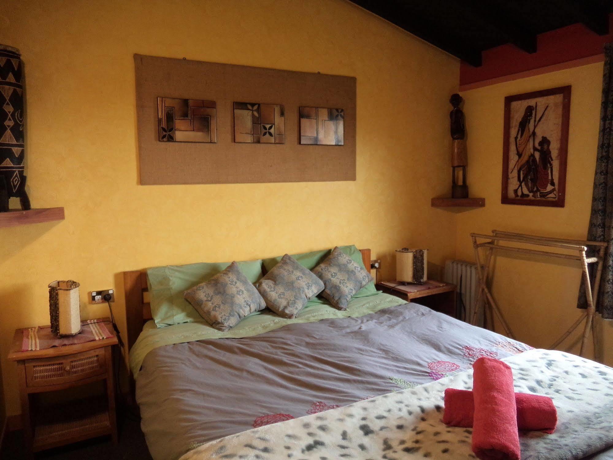 Global Village Travellers Lodge Greymouth Eksteriør bilde The bedroom of the Treehouse