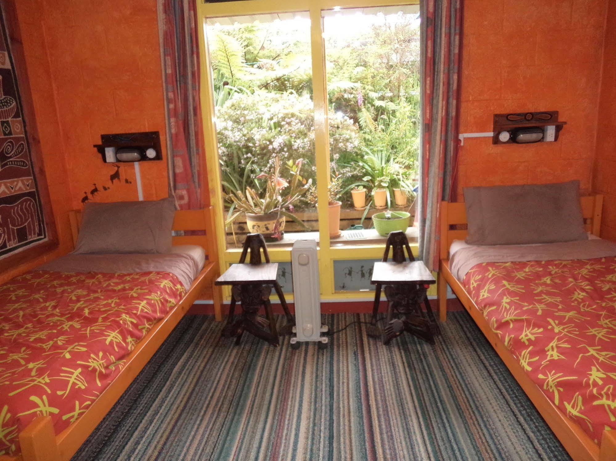 Global Village Travellers Lodge Greymouth Eksteriør bilde A typical room at the hostel