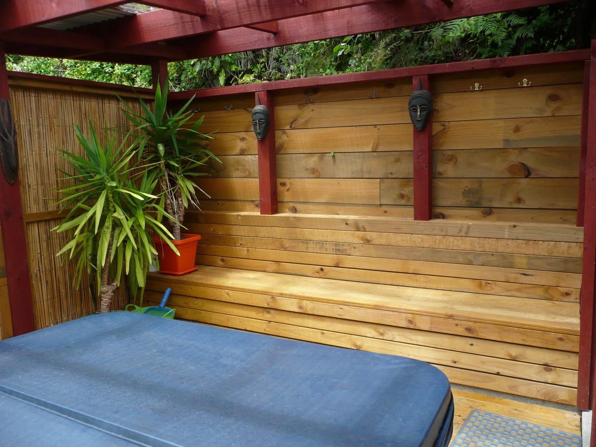 Global Village Travellers Lodge Greymouth Eksteriør bilde A hot tub