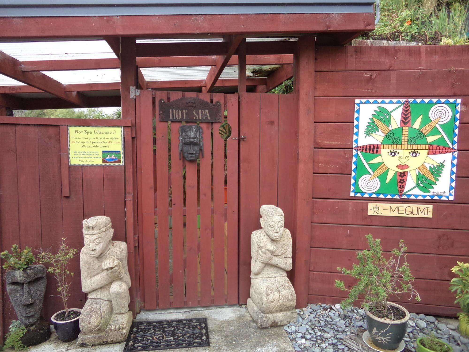 Global Village Travellers Lodge Greymouth Eksteriør bilde The entrance to the museum