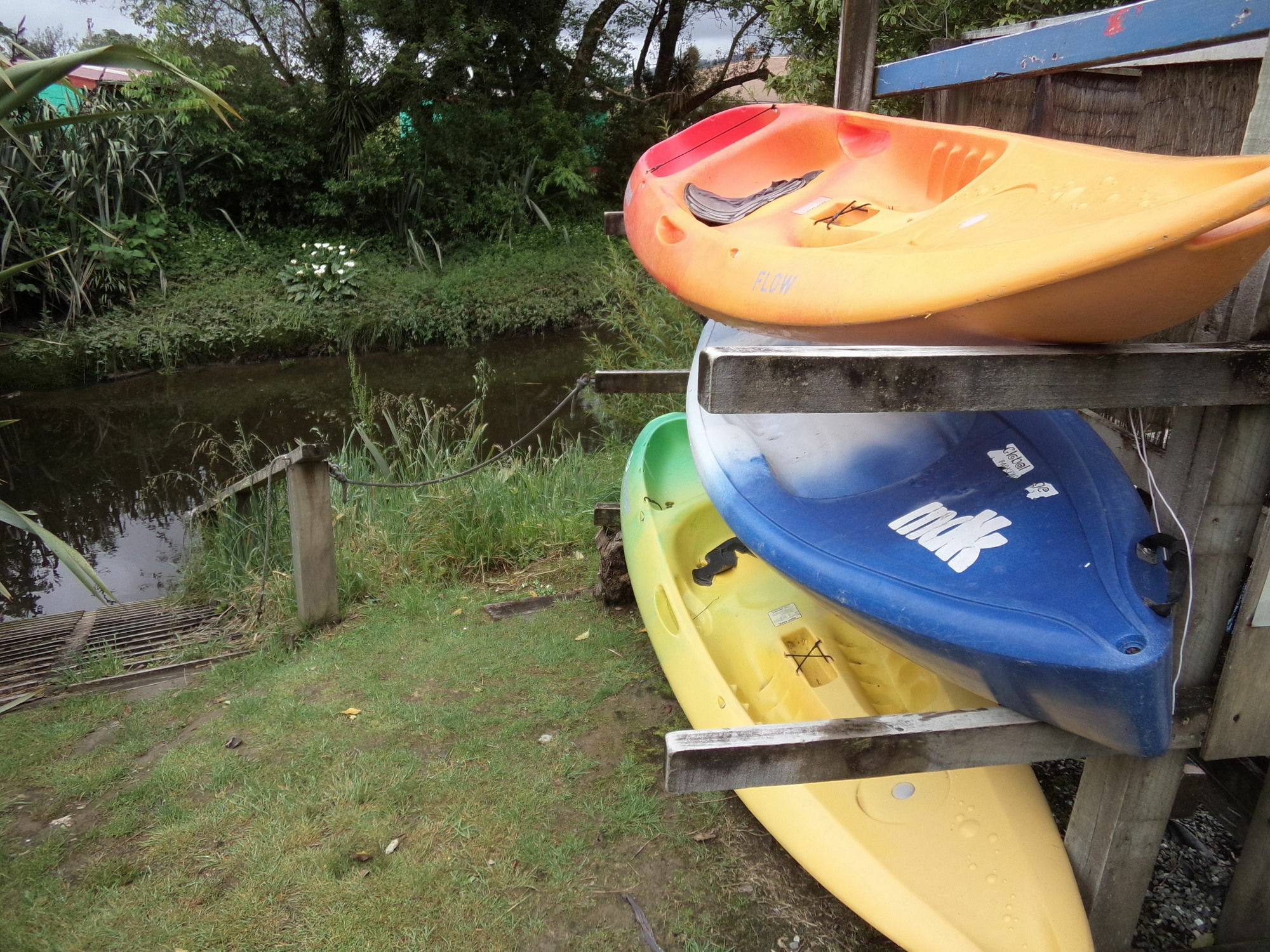 Global Village Travellers Lodge Greymouth Eksteriør bilde Kayaks at the start of the trip at the boat ramp at the end of the road